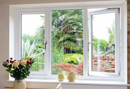 نمایش توضیحات تولید و اجرای درب و پنجره های دو جداره upvc