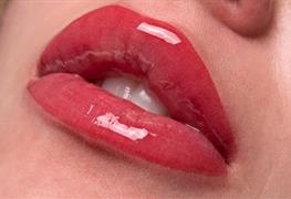 نمایش توضیحات تاتو رژ لب (شیدینگ لب - رژ لب دائم)